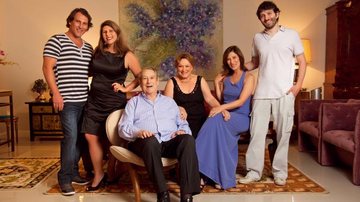 O casal Paulo Goulart e Nicette Bruno entre o filho, Paulinho, a neta Vanessa e a filha Beth Goulart, com
o herdeiro, João Gabriel. - Selmy Yassuda