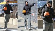 Hugh Jackman brinca com bola de basquete por NY - The Grosby Group
