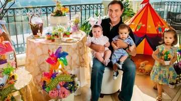 Em seu apartamento, em SP, Amaury se deleita com o tempo precioso ao lado dos netos, Maria, Tomas e Clarice. - Caio Guimarães