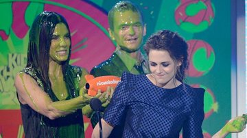 Kristen Stewart recebe o prêmio de Sandra Bullock e Neil Patrick Harris, apresentadores do Kids' Choice Awards - Getty Images