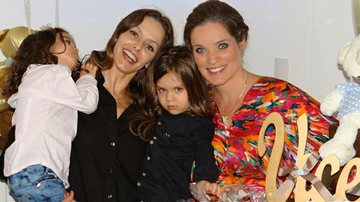 Bianca Rinaldi com as filhas gêmeas, Beatriz e Sofia, e Bruna Di Tullio - Divulgação