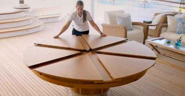 Com design de David Fletcher, a “The Fletcher Capstan Table” dobra de tamanho quando é necessário - Reprodução