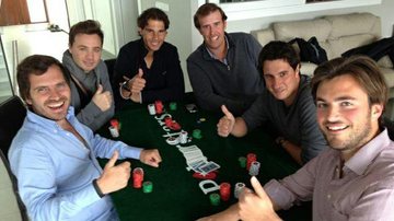 Rafael Nadal se aventura no pôquer com os amigos - Reprodução/Facebook