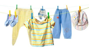 A roupa do bebê não pode ser lavada com a roupa dos adultos e exige produtos específicos. Saiba como manter seu filho livre de irritações na pele - Shutterstock