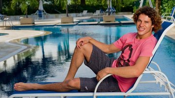 Em frente à piscina do condomínio onde mora na Barra, Rio, o ator fala sobre Flor do Caribe. - Cadu Pilotto