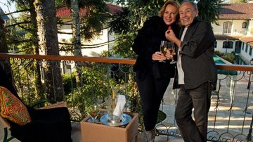 Com champanhe e morangos na varanda do Kurotel – Centro Médico de Longevidade e Spa, em Gramado, eles brindam após casamento civil. - Liane Neves
