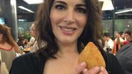 Nigella Lawson prova coxinha em padaria de São Paulo - Reprodução TwitterPic