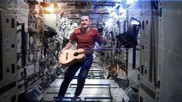 Astronauta canadense Chris Hadfield  gravou versão de Space Oddity na Estação Espacial Internacional, em órbita da Terra - Reprodução/YouTube