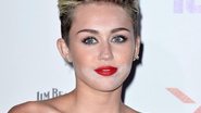 A atriz e cantora Miley Cyrus errou a mão na maquiagem e ficou parecida com o Coringa - Frazer Harrison/Getty Imagens
