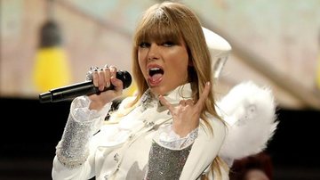 A cantora teen Taylor Swift abusa do brilho em seu figurino - Getty Images