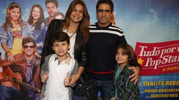 A atriz Nívea Stelman e o namorado, o empresário Marcus Rocha, com os filhos Miguel, 8, e Joaquim, 6 - Felipe Panfili/Divulgação