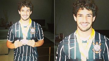 Alexandre Pato mostra primeira medalha com o Corinthians - Reprodução/Facebook