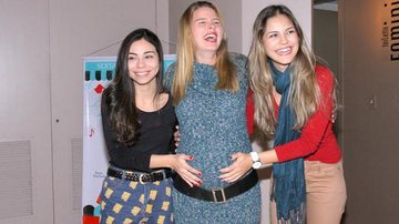 Grávida de oito meses, Debby Lagranha exibe seu barrigão ao lado das amigas Raira Machado e Jessika Alves - Alex Palarea / Agnews