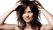A água quente pode potencializar a ação das glândulas sebáceas que aumentam a oleosidade do cabelo e podem causar caspa - Shutterstock