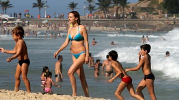 Heather Graham curte praia no Rio de Janeiro - Wallace Barbosa/AgNews