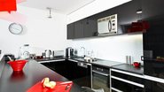 Móveis planejados na cor preta trazem charme e sofisticação à cozinha - Shutterstock
