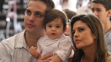A atriz Raquel Nunes e o marido, Bruno Novaes, seguram o filho Arthur - Anderson Borde/AgNews