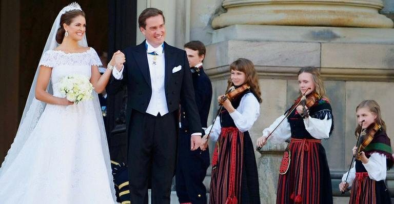 Em Estocolmo, a herdeira dos reis Carl XVI Gustaf e Silvia une-se a Christopher O’Neill após dois anos de namoro. O bispo Lars-Goran Lonnermark conduz o enlace na Capela Real. - Reuters