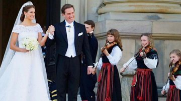 Em Estocolmo, a herdeira dos reis Carl XVI Gustaf e Silvia une-se a Christopher O’Neill após dois anos de namoro. O bispo Lars-Goran Lonnermark conduz o enlace na Capela Real. - Reuters