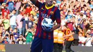 Emocionado, Neymar realiza sonho e se apresenta no Barcelona, onde jogará como atacante. Sua namorada, a atriz Bruna Marquezine, o acompanha - Reuters