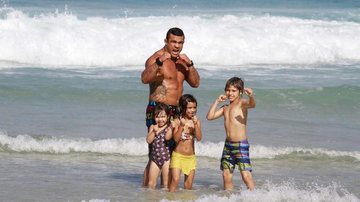 Lutador leva filhos à praia - Dilson Silva