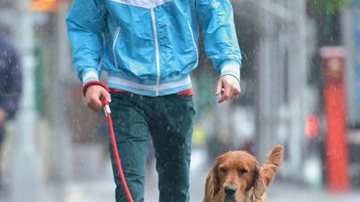 Andrew Garfield caminha com seu cachorro Ren por Nova York - Grosby Group