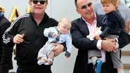 Elton John e David Furnish com os filhos, Elijah e Zachary. - The Grosby Group