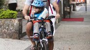 Eriberto Leão e seu filho, João, na garupa de sua bicicleta. - Márcio Honorato/HOnopix