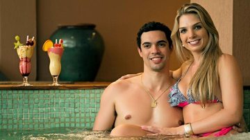 Após casamento em maio, Theo e Bruna apreciam romântica viagem a dois. Eles relaxam em sofisticado resort no Ceará - Caio Ferreira