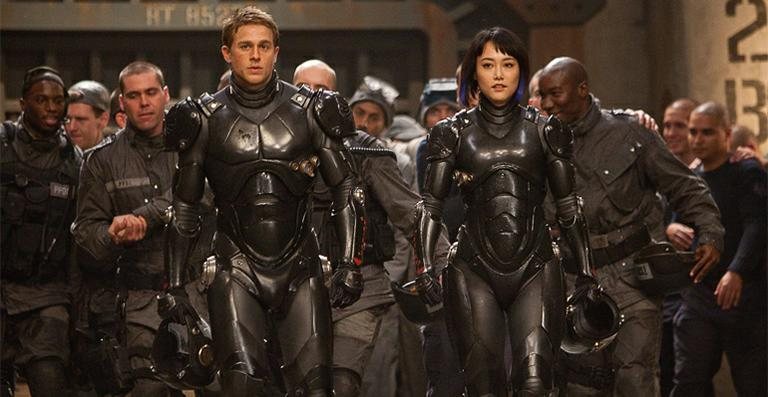 Charlie Hunnam e Rinko Kikuchi são os protagonistas de 'Círculo de Fogo' - Divulgação