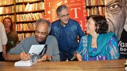 Gilberto Gil da autógrafos para Caetano Veloso e a jornalista Regina Zappa. - Paulo Mumia