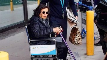 Bianca Jagger pede auxílio no aeroporto. - Chad Buchanan/Filmmagic