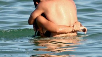 Bruno e Yanna se abraçam no mar da praia da Barra. - Henrique Oliveira/Foto Rio News