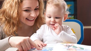 Para um bebê pequeno, o enredo não é tão importante, o que surte efeito é o tom de voz carinhoso - Shutterstock