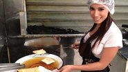 Anitta aprende a fritar pastel - TV Globo / Divulgação