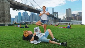 Diante da Brooklyn Bridge e às margens do Hudson, Marilene faz yoga e Stenio lê jornal local. - Jayme de Carvalho Jr.