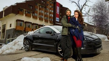 O casal de atores Duda e Gabriela curte o esportivo Peugeot RCZ durante a Temporada CARAS/Neve. - Cadu Pilotto;Beleza Duh