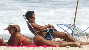 Solange Couto curte praia com o marido - Delson Silva / Ag. News