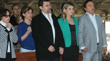 Famosos vão à missa de 1 ano da morte de Hebe Camargo - Thiago Duran e Francisco Cepeda / Ag. News