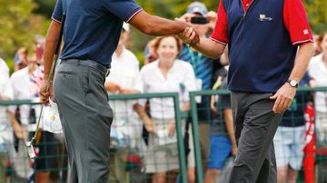 O astro Tiger Woods em apoio da namorada e de Bush - Jeff Haynes/ Reuters