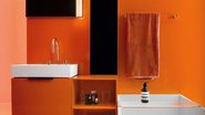 A moderna coleção Kartell by Laufen, assinada pela Palomba Serafini Associati, propõe um novo ritual de relaxamento no momento do banho. Com uma sedutora transparência, espelhos, portatoalhas, estantes, saboneteiras e pequenas mesas de apoio exibem a - -