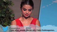 Selena Gomez lê tweet maldoso sobre ela mesma - Reprodução / Youtube
