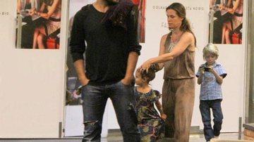 Thiago Lacerda, esposa e filhos em passeio no shopping - Daniel Delmiro/AgNews