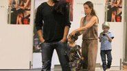 Thiago Lacerda, esposa e filhos em passeio no shopping - Daniel Delmiro/AgNews