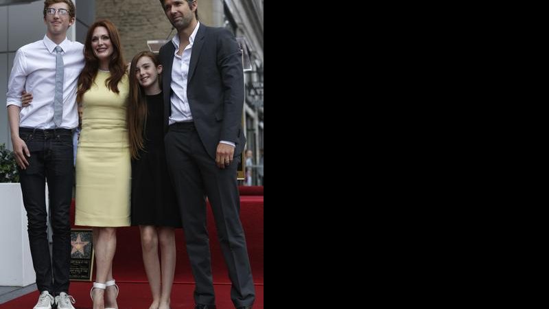 Julianne Moore e família na calçada da fama - Mario Anzuoni/Reuters