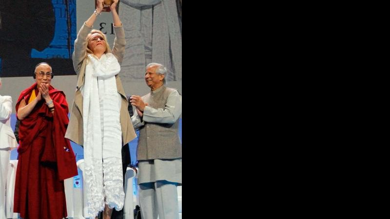 A atriz exibe o troféu sob aplausos do 14 dalai lama e do banqueiro Muhammad Yunus. A musa e o ex-presidente polonês Lech Walesa. - Reuters/ Slawomir Kaminski/ Agencia Gazeta