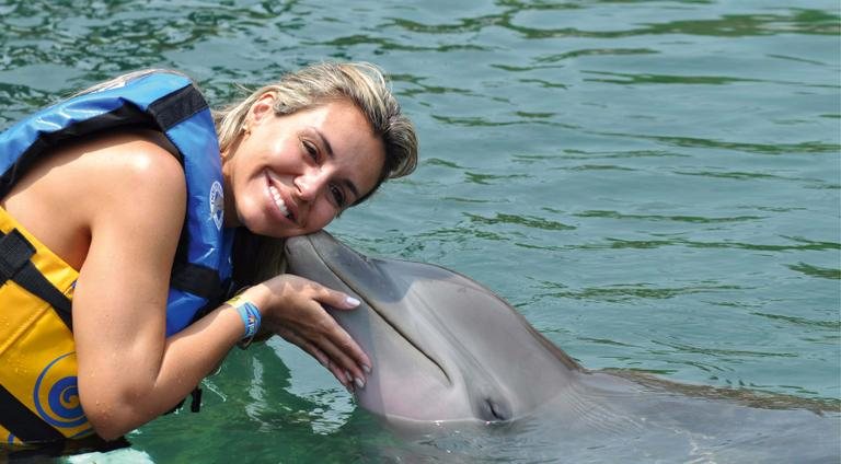 Renata Banhara nada com golfinhos no México - STZ Photos