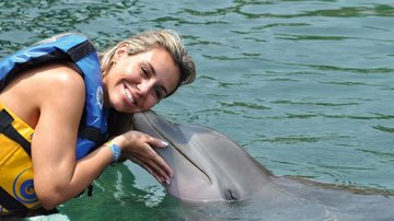 Renata Banhara nada com golfinhos no México - STZ Photos