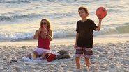 Christine Fernandes em dia de praia ao lado do filho Pedro - Delson Silva / AgNews