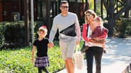 Jessica Alba se dedica ao marido e filhos em dia ensolarado em L.A - The Grosby Group